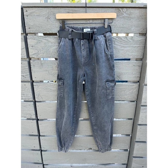 Simple Society Denim - 80s 90s vibe black denim cargo joggers with belted waist.‎ Retro vibe. Sz 25